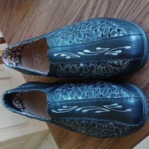 Gravity Defyer Mulina Womens Black Laser Cut Out Comfort Flats SlipOn Shoes 10.5